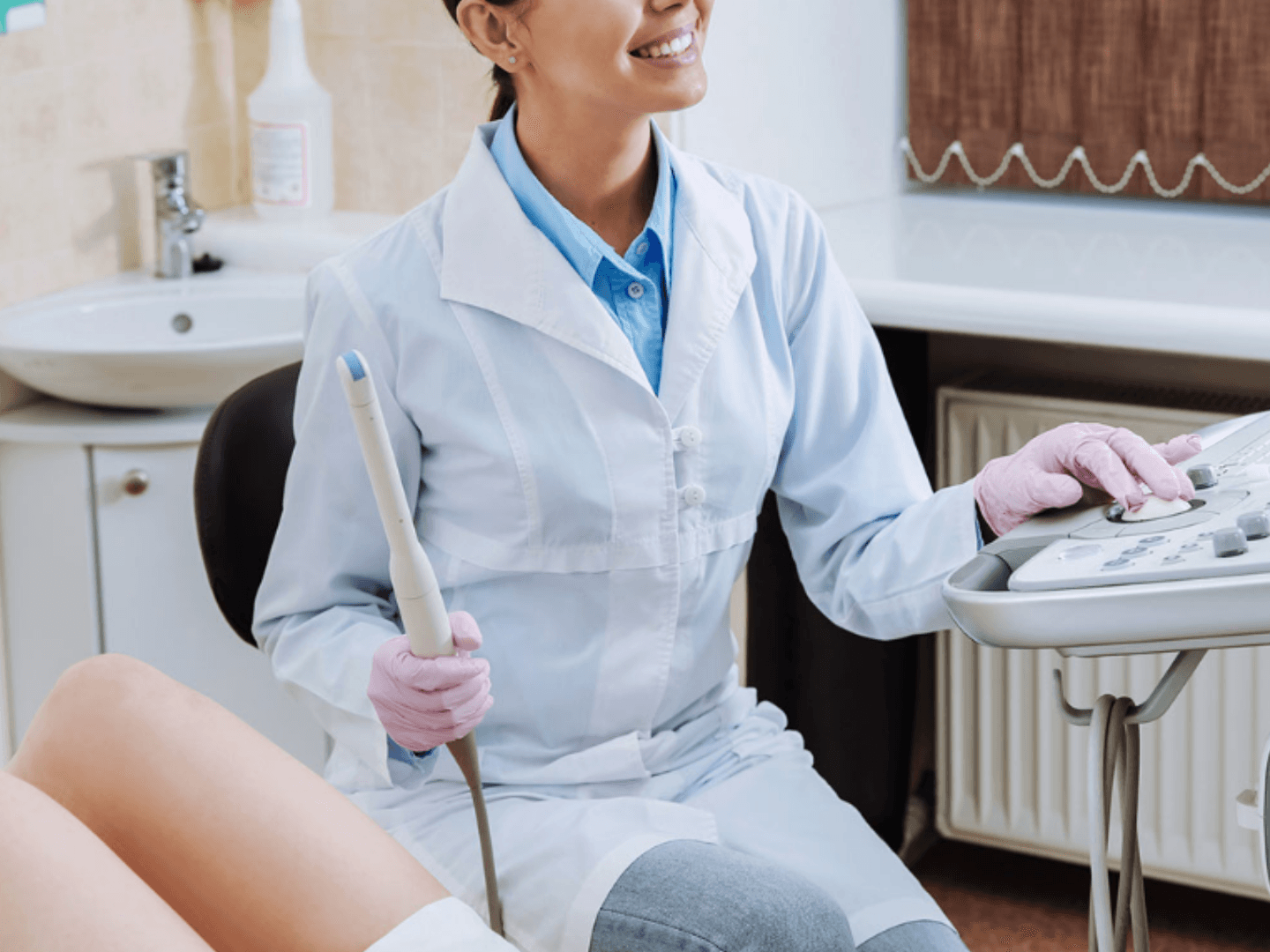 Médico realizando ultrassom